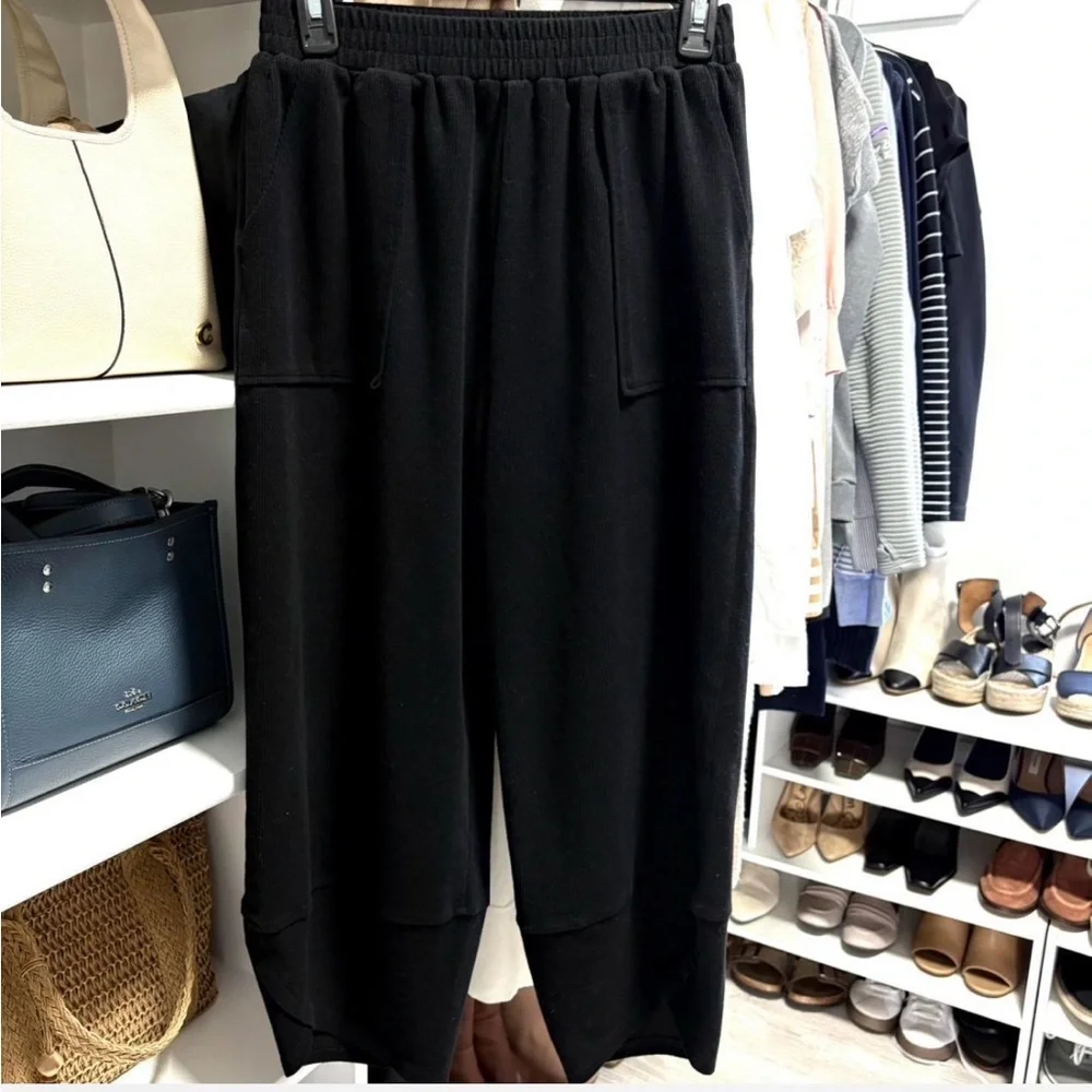 Relaxed Cropped Tulip-Hem lounge Pants - Picture 2 of 4